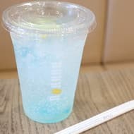 Doutor "Taiwanese Lemonade Soda" is sweet and sour! Cool blue jelly and carbonation, topped with sliced Taiwanese lemon