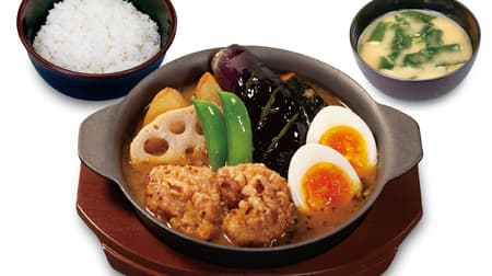 Matsunoya "Four Seasons Vegetables and Authentic Fried Chicken Soup Curry" is filled with fried chicken, boiled egg, potato, pumpkin, eggplant, lotus root, and snap pea! Low spiciness and lightly seasoned.