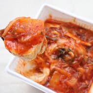 7-ELEVEN's "Chilled Tofu with Spicy Kimchi" is made with silken tofu, crispy kimchi, and steamed chicken! The protein is so graceful...! Great as a snack!
