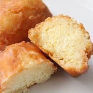 7-ELEVEN's "Shikakui Egg Cake" has a nostalgic taste similar to that of sweet bread! Crunchy, fluffy, and even better when heated in the microwave! A great snack to share at home!