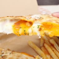 Pizza Hut's "Tsukimi Hut Melts" has a new sensation with a crispy outside and a melty inside! The overflowing yolk is irresistible!
