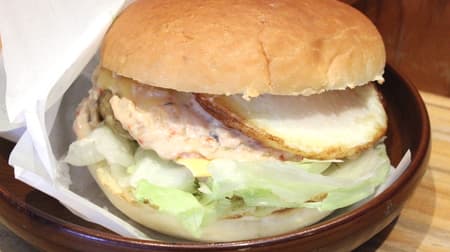 Komeda's "Otsukimi Full Moon Burger" is back on the popular seasonal menu! The yolk that overflows with a thick and creamy texture is irresistible!