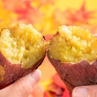 Famima "Ishiyaki Yakiimo" (stone-roasted sweet potatoes): Selected sweet and sticky varieties! Ishiyaki" potatoes are slowly baked in a special oven in the store.