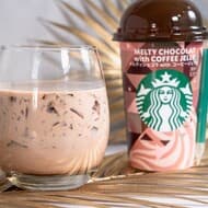 Famima's exclusive "Starbucks Melty Chocolat with Coffee Jelly" goes on sale November 14! The largest amount of coffee jelly in a chilled cup creates a textural sensation, a drink for the holiday season!