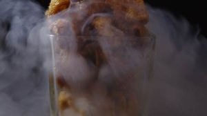 Instantly cool fried chicken skin with liquid nitrogen!?-"Chilled fried chicken skin" at a pub in Dotonbori, Osaka