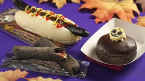 "Goofy Baby" Halloween limited menu at TDR! Donuts and sausage dogs are all black !?