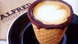 ワッフルコーンに注いで飲むコーヒー「Alfred Cone」--チョコが溶けて“モカ”風の味わい