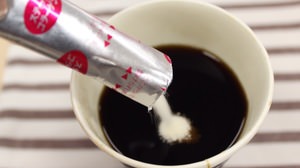 ちょい足しに便利なスティックタイプの“ゼラチン”登場、いつものコーヒーにサッと混ぜて