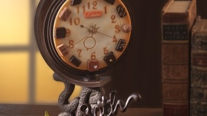 時を刻むレトロなチョコ時計「瞬間の輝き」--“12個”のボンボンショコラ付き