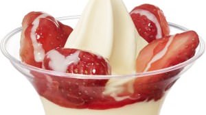 春を感じる「練乳いちごパフェ」がミニストップに--いちご果肉×ソフトクリームの絶品ハーモニー