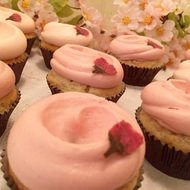 桜色の日本限定「サクラ カップケーキ」、NY 発マグノリアベーカリーから
