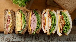 スタバに「バナナ＆ベーコンサンドイッチ」など“アメリカンスタイル”の新作サンドイッチ5種