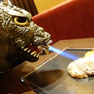 “火を噴くゴジラ”が炙ってくれる！お好み焼き 京ちゃばな、新宿東宝ビル内にオープン