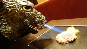 “火を噴くゴジラ”が炙ってくれる！お好み焼き 京ちゃばな、新宿東宝ビル内にオープン