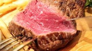 神田の肉バル ランプキャップで岩みたいな“塊肉”を食らう！--デザート「大人のティラミス」も激ウマ