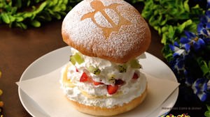 From "Sweets Burger" with seasonal fruits and fluffy whipped cream, Omotesando Teddy's Bigger Burger