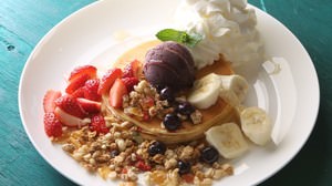 Like a celebrity breakfast! Kur Aina with "Acai Berry Pancake", plenty of fruit and granola