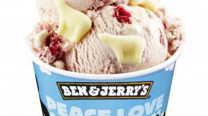 A white bear taking a walk on the ice cream? Ben & Jerry's Summer New "Strobely"