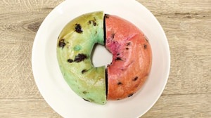 Bagels are also "mint flavor" this summer !? "Chocolate mint bagels" that are bluer and cooler than you can imagine are from BAGEL & BAGEL