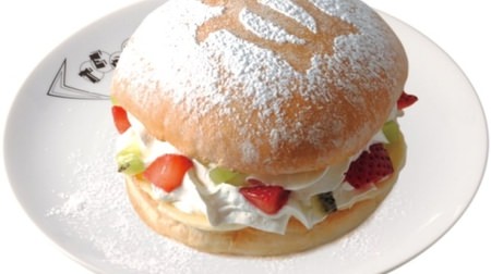 The fruity "Sweets Burger" is back! At Omotesando Teddy's Bigger Burger