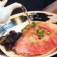 行列のできるお茶漬け屋、東京・六本木「だよね。」--“黒毛和牛”や“鮭いくら”におだしをかけて