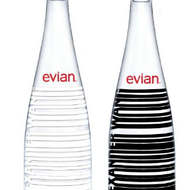 アレキサンダー・ワンとコラボしたグラスボトル、エビアンに--“バーコードロゴ”をデザイン
