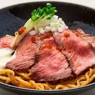 肉と麺を一度にガッツリ！「ローストビーフ油そば ビースト」、新宿・歌舞伎町に