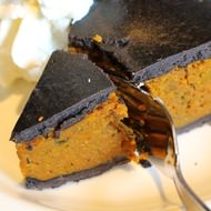 【強そう】ハードロックカフェに“漆黒のタルト”が降臨--かぼちゃたっぷり「ハロウィン バーガー」も！