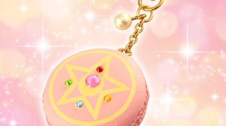 "Tuxedo Mask" has a coffee flavor--a set of "Sailor Moon" macaroons and macaroon charms is now available!