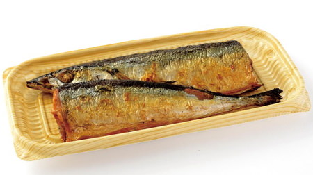 "Eat up to the bones" grilled saury with salt, from Lawson--troublesome small bone removal and goodbye