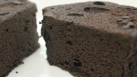 ファミマ「厚切りチョコケーキ」は黒すぎるのか？他の食品と比較してみた