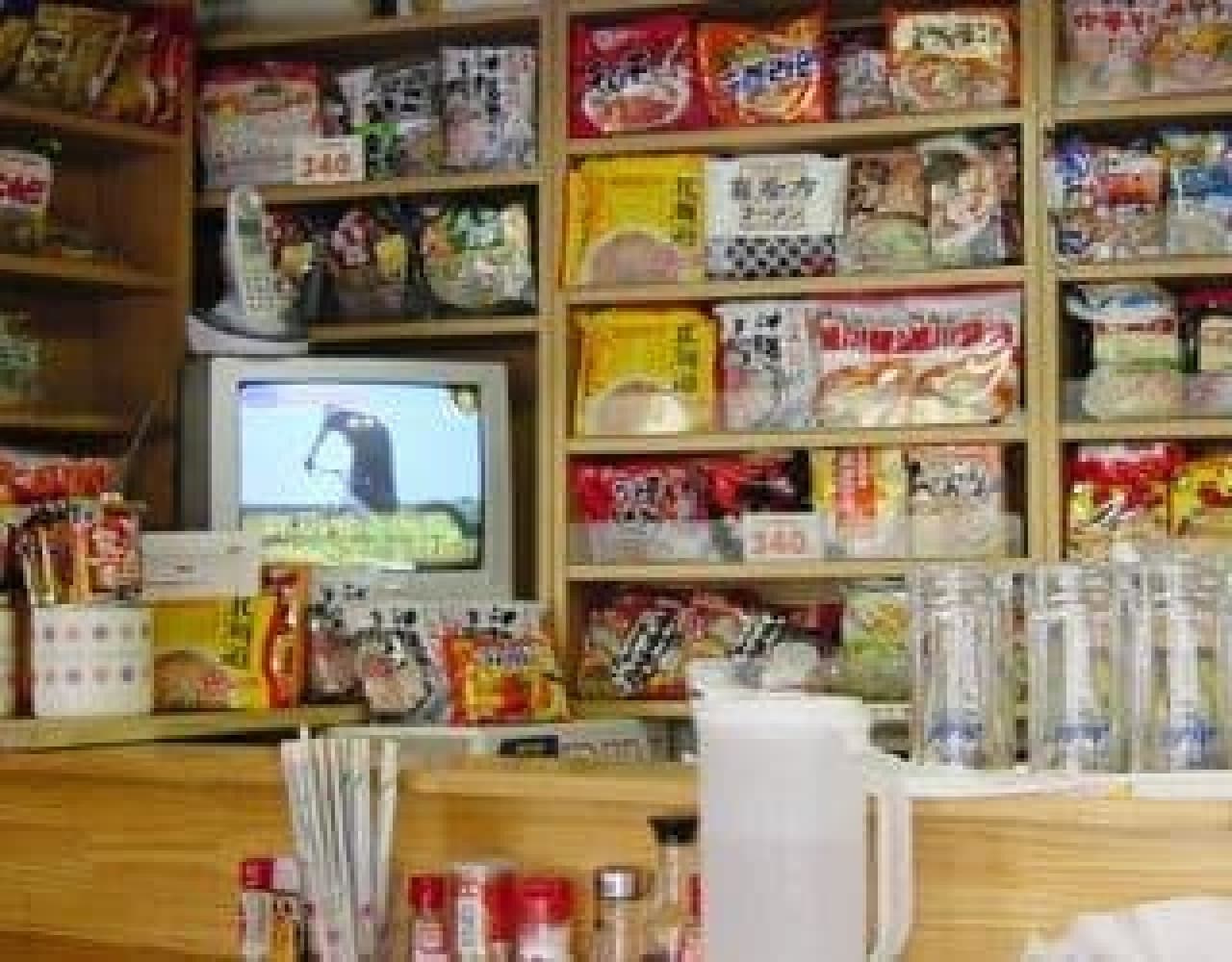 It seems that there are more than 200 types of instant noodles handled in the "Sakura" store.