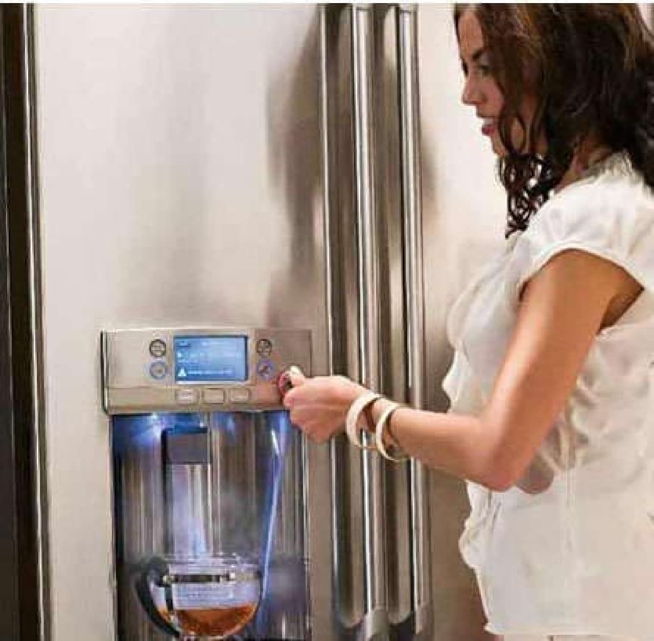 世界初、お湯が沸かせる冷蔵庫　　「French Door Refrigerator with Hot Water Dispenser」