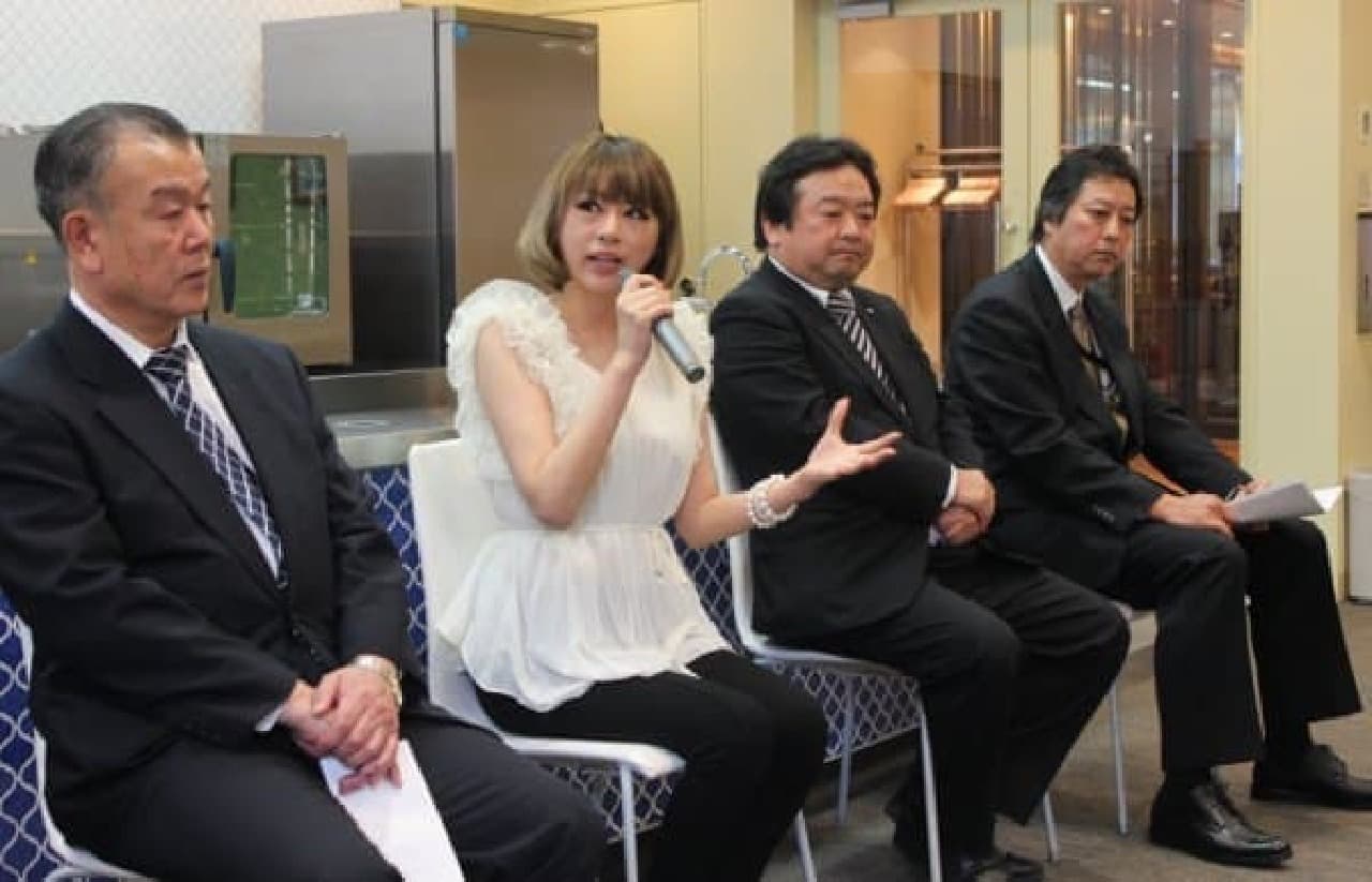 Of course, the second person from the left is Mr. Iemura