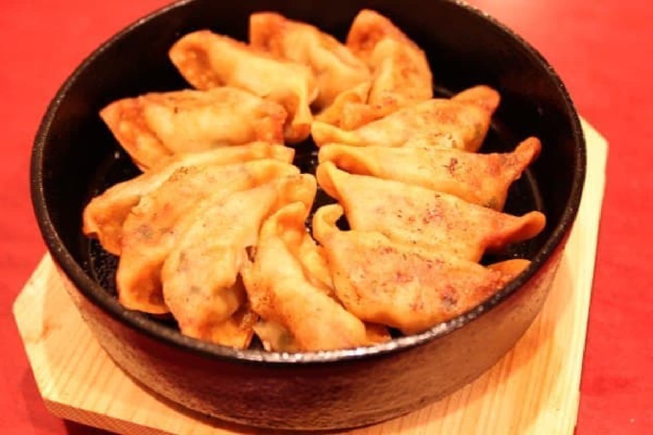 Iron pan dumplings that you want to eat freshly made hot (pictured for 2 people)