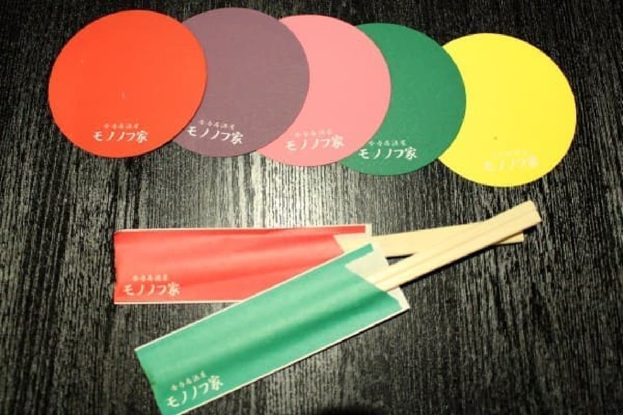 The color of chopsticks and coasters seems to change according to the area.