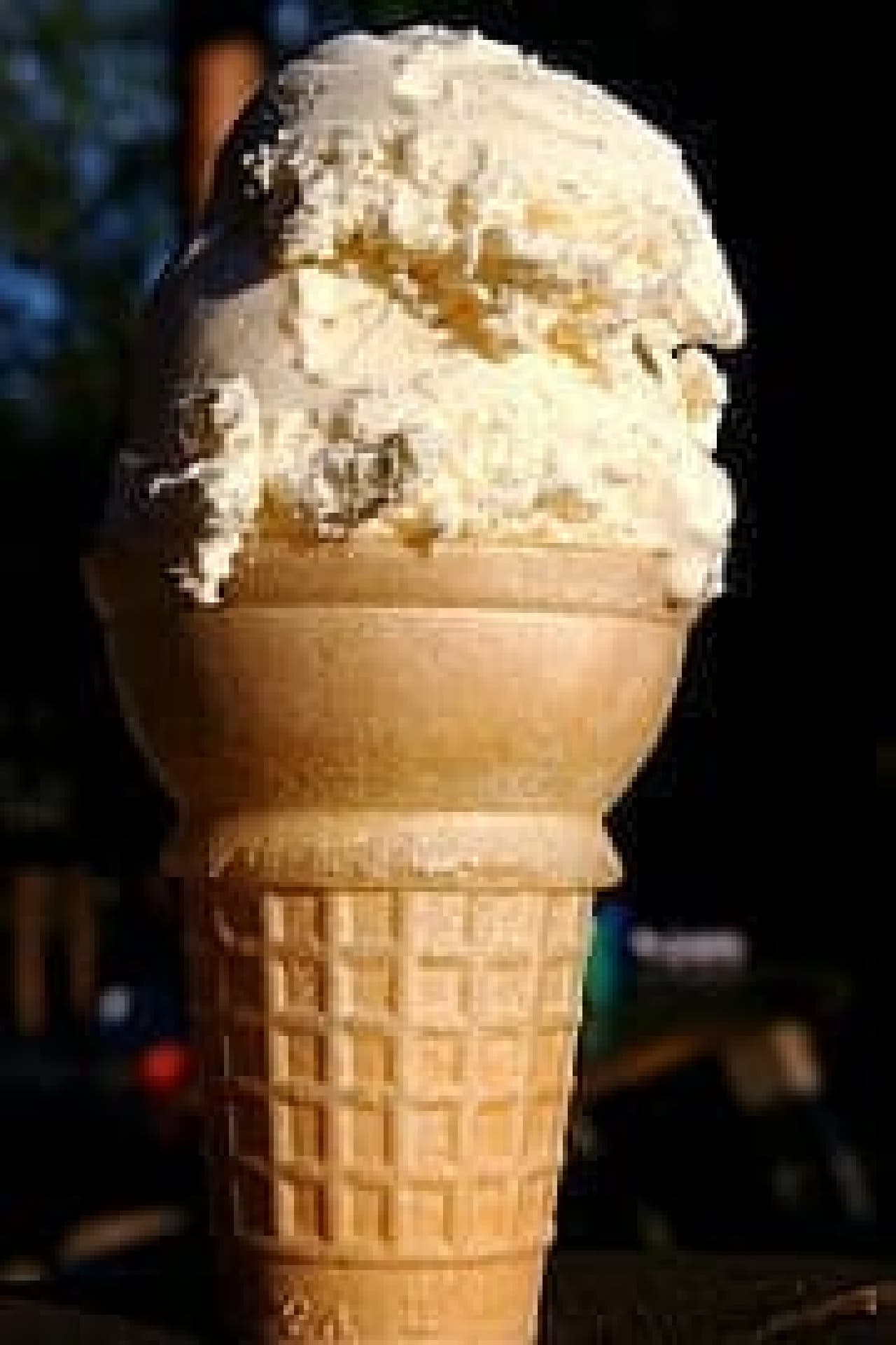 Vanilla ice cream. It looks very ordinary.