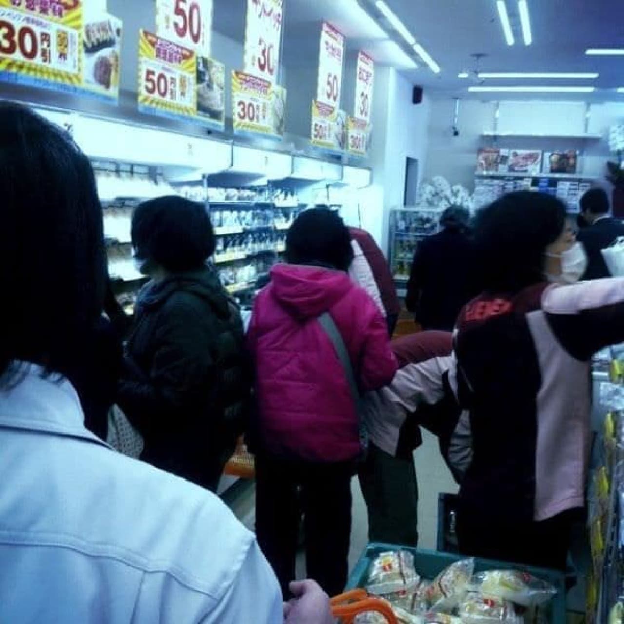 Inside the 7-ELEVEN store on the day of opening [Photo courtesy of @chickendarts]