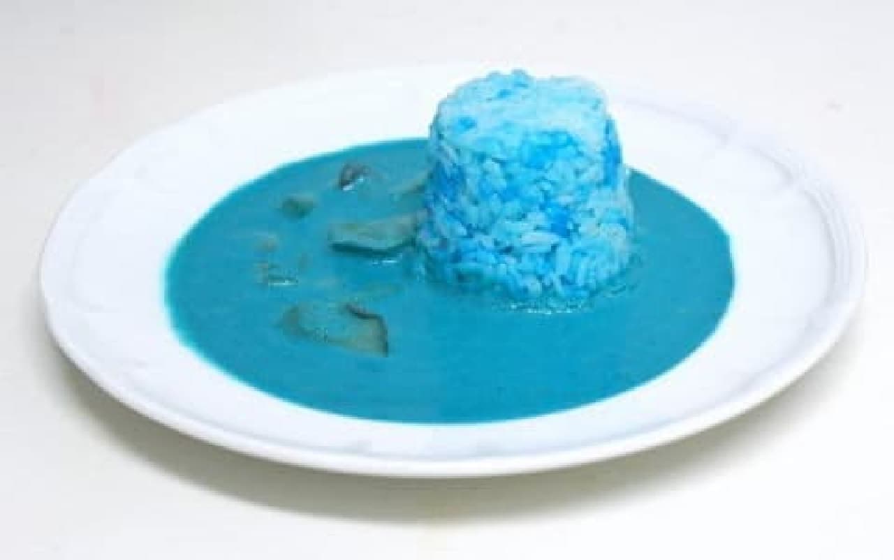 「サイエンス・キッチン～アリエナイ理科ノ料理～」で公開された青いカレー  ライスまで、まっ青です