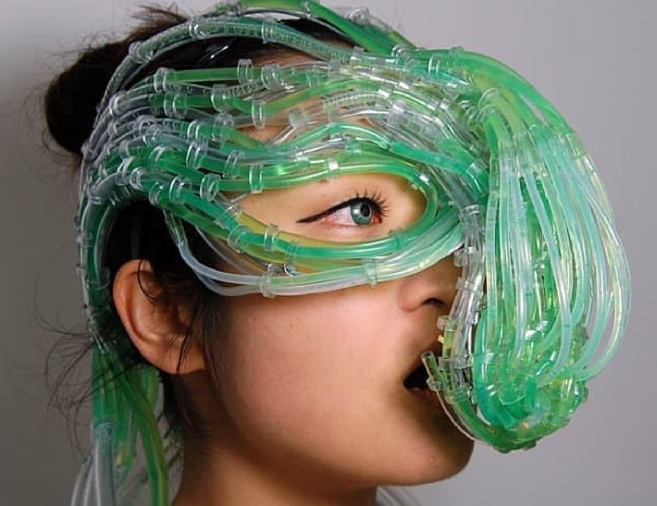 "Algae suit" that grows algae with human breath