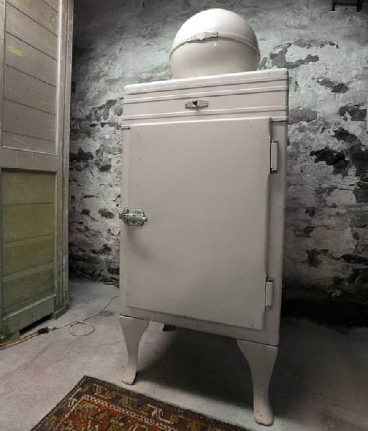 The upper part is equipped with a glove top cooler that is characteristic of refrigerators of this era (Source: New York Post)