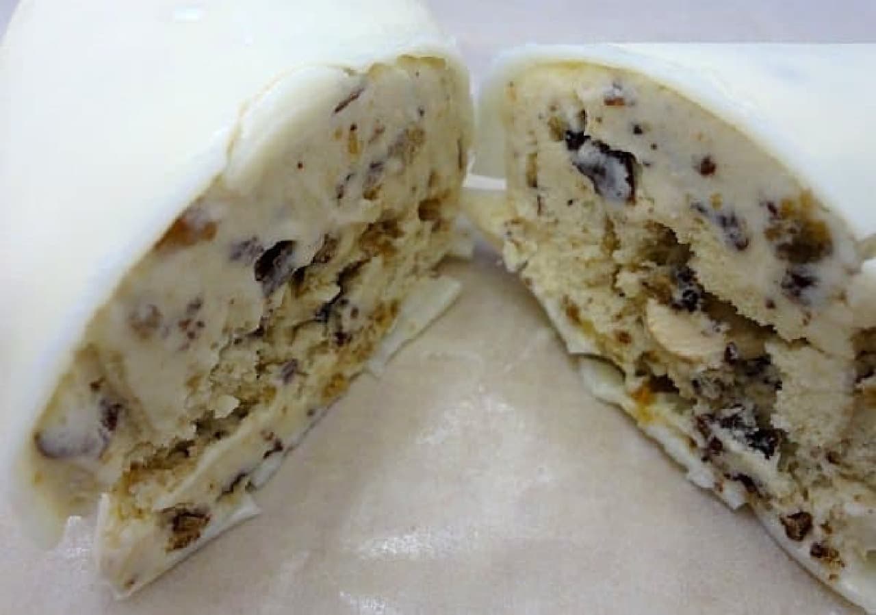 Cross section of "Fujiya Country Ma'am Bar" Cookies are rumbling