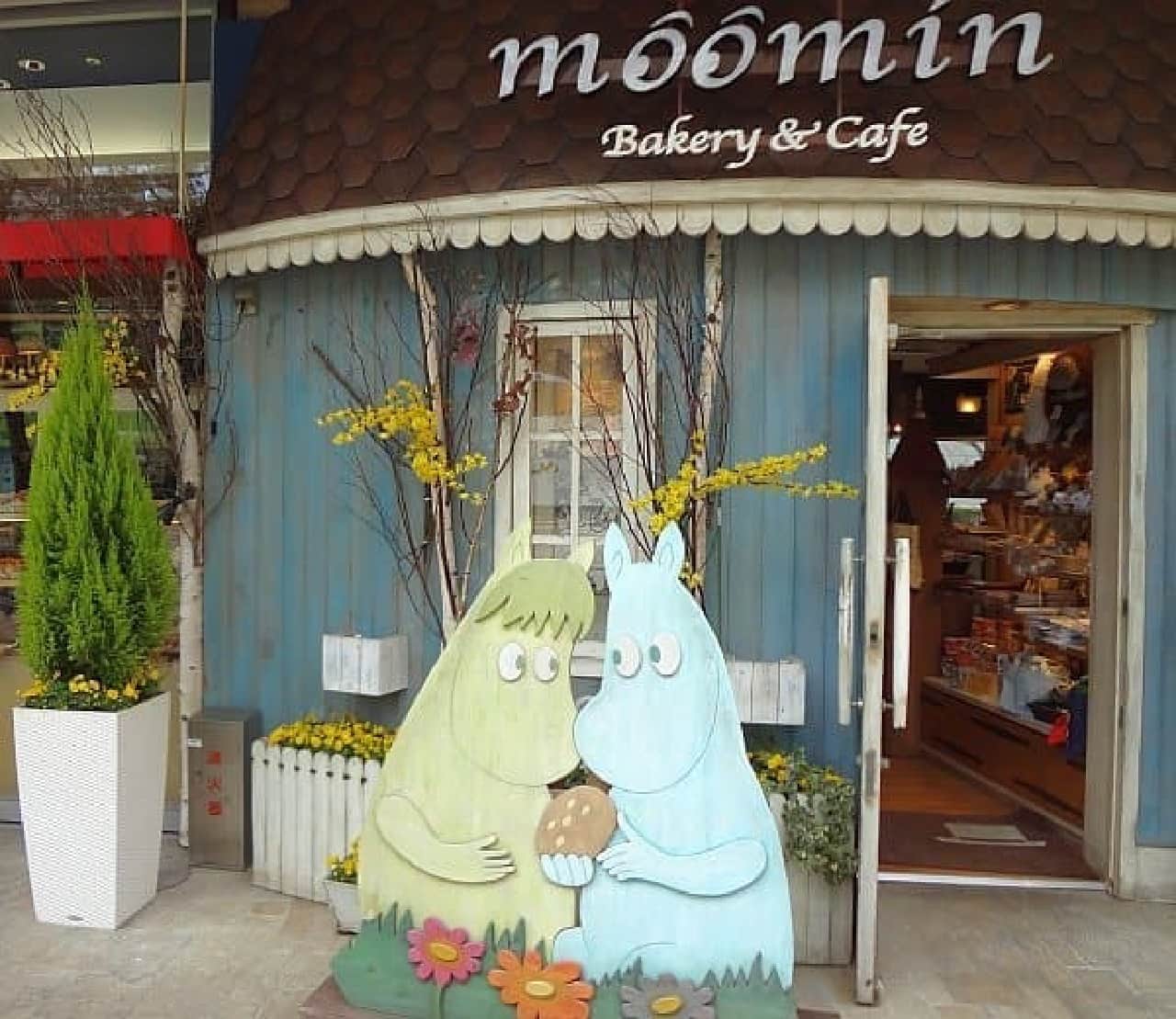In front of the bakery, you can meet Moomin and Floren who have bread with each other!