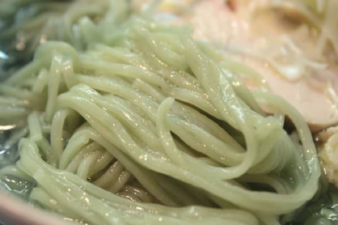 Smooth and smooth noodles (although it has a greenish tinge)