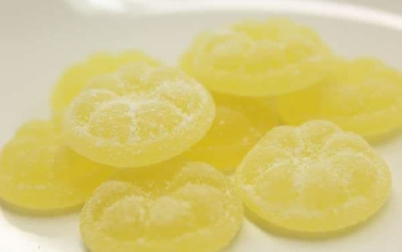 Round sliced lemon-shaped gummy.