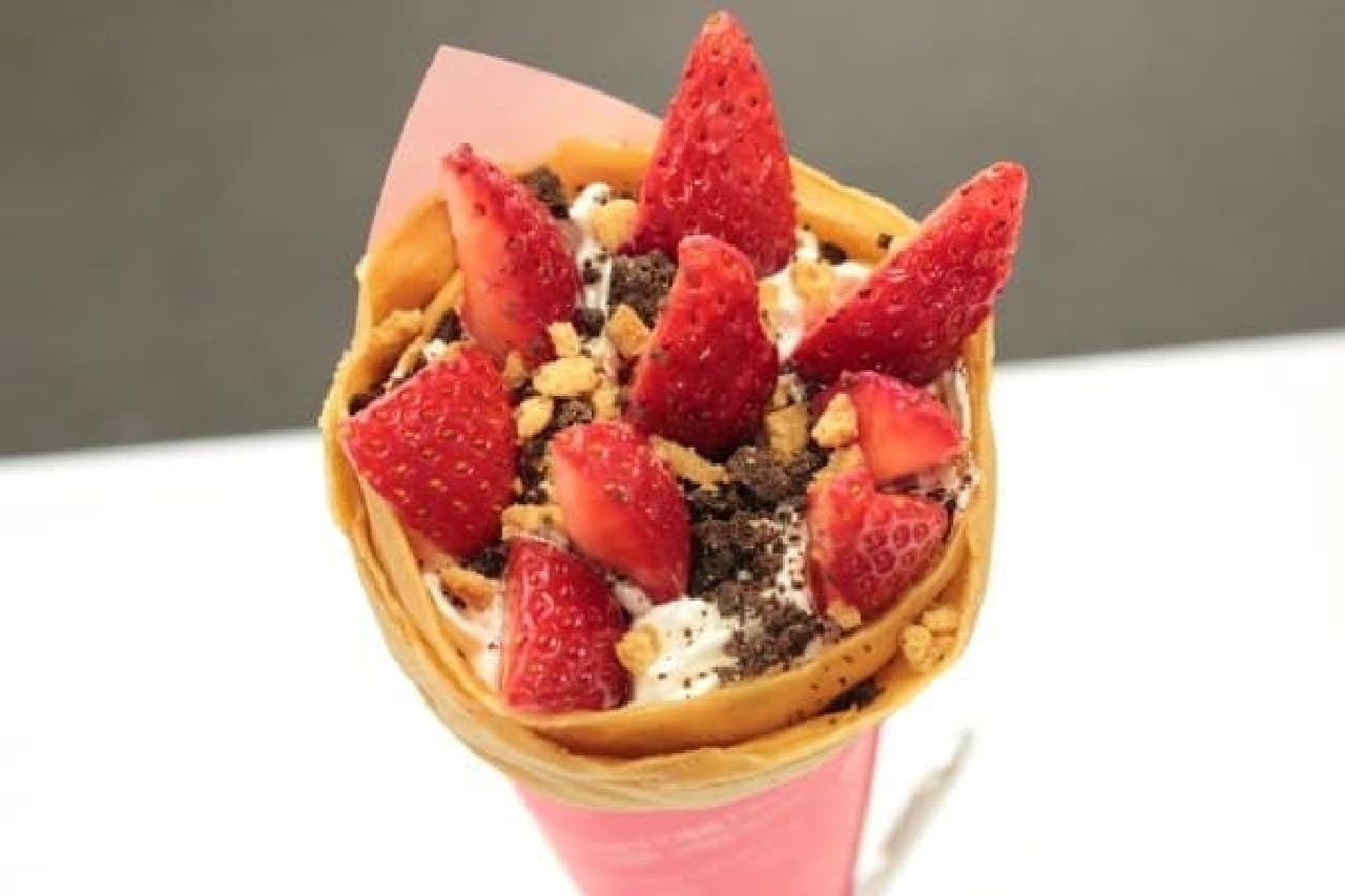 At Crazy Crapes, add caramel to the dough and arrange it.