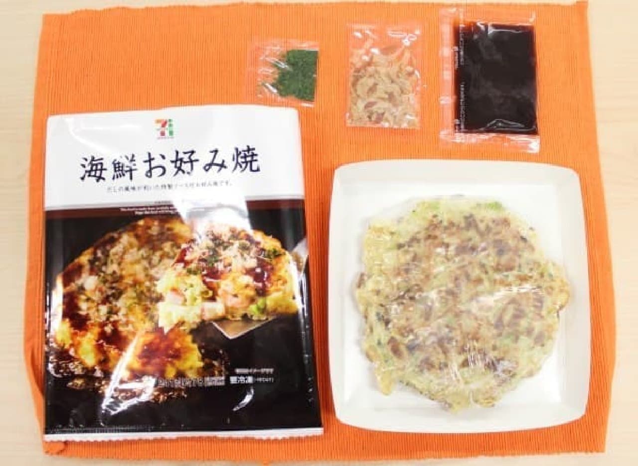 7-ELEVEN "Seafood Okonomiyaki". Lawson and two melons for trays and toppings ...