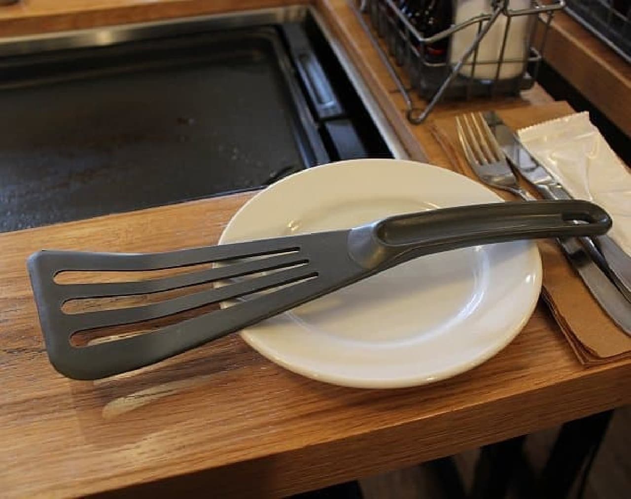 Iron plate and spatula! It's like an okonomiyaki restaurant!