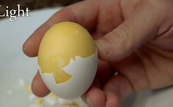 This is a "scrambled" boiled egg, which is a mixture of yolk and white.