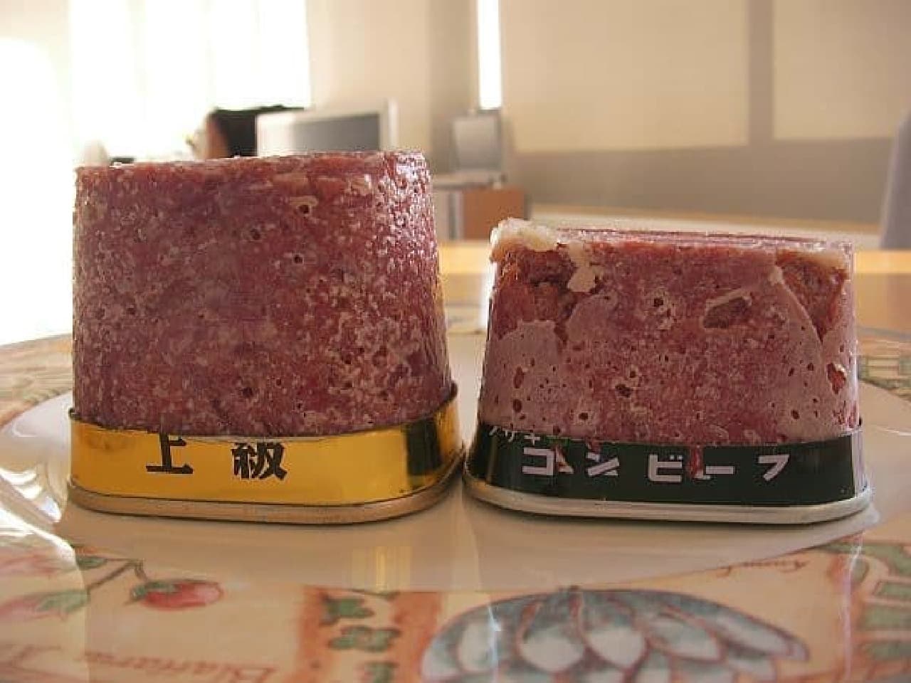 The appearance of opening the can It seems that the "advanced" meat has a better texture (?)